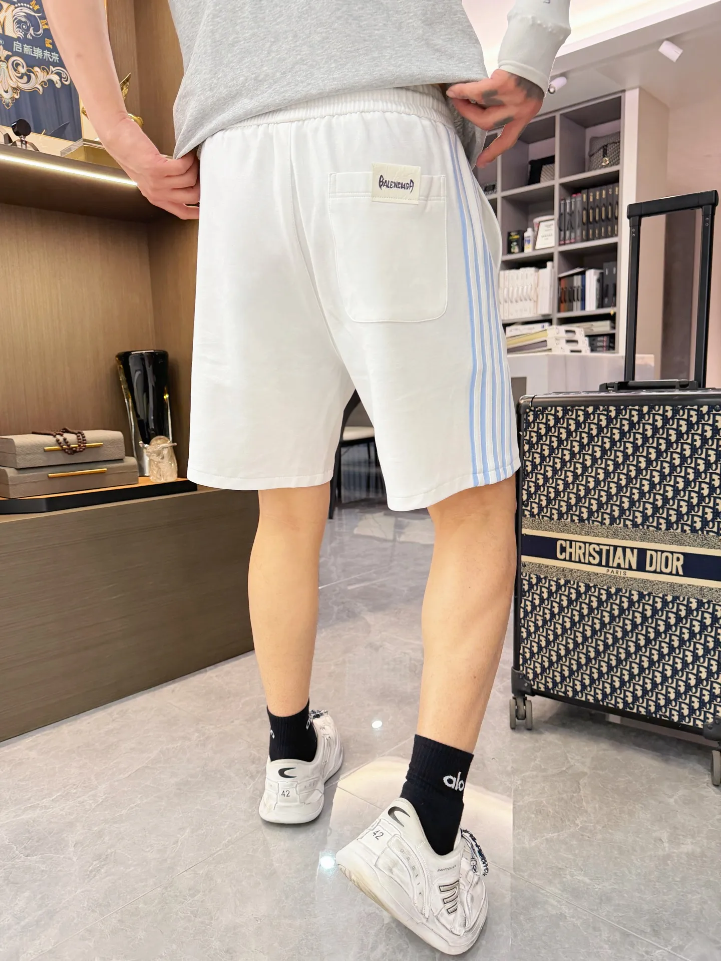 Balenciaga's three-standard complete 2026 summer New Arrival men's casual shorts, advanced custom-made Breathable fabric, Breathable fabric, extremely stretchy and comfortable, impeccable details, top-grade accessories, original logo design concept, delicate and soft feel! The upper body fit is awesome! Size: M-XXXL Please state your height and weight when ordering